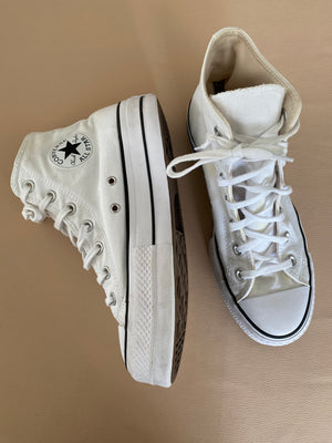 Converse | UK 6 | Current RRP €70 / reduced price due to matks - see close up images ( preloved) KindFolk